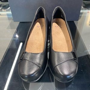 Classic black leather pumps, like new!